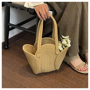 Detailaufnahme der handgewebten Khaki Seil Handtasche mit einzigartiger Fächer Textur Design