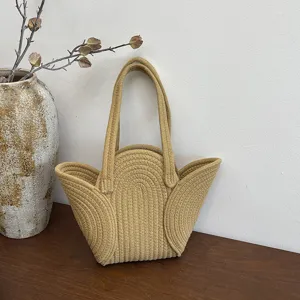 Gewebte Damentasche in blütenblattform, stilvolle Stroh-Schultertasche für Alltag und Reise.