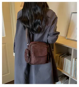 Sac bandoulière décontracté minimaliste, sac épaule en daim marron, vue détaillée.