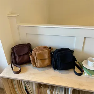 Sac bandoulière décontracté minimaliste japonais, sac d'épaule léger à multi-poches.