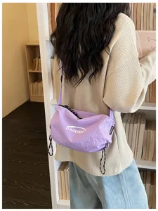 Borsa a tracolla casual in nylon con stampa minimalista, ideale per l'uso quotidiano.