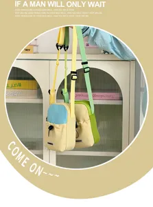 Bolso cruzado multifuncional de lona con correa ajustable y detalle de bolsillo.