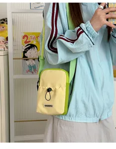 Pequeño bolso cruzado para botella de agua hombre y mujer, bolso casual de lona amarillo claro.
