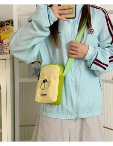 Bolso bandolera informal impermeable para deportes fitness y uso diario al aire libre.