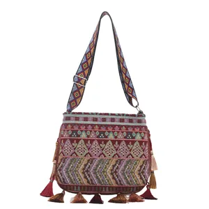 Borsa a tracolla intrecciata in stile etnico con bellissimi motivi geometrici colorati e nappe.