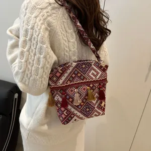 Sac bandoulière tissé de style ethnique avec des glands colorés pour femmes mode