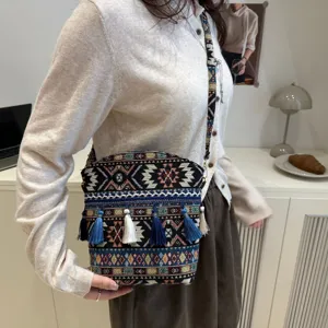 Sac bandoulière tissé style ethnique avec pampilles colorées, sac à main décontracté pour femme.