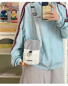 Bolso bandolera informal multifuncional con bolsillo de cordón para los viajes diarios.