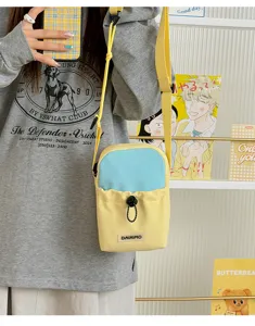 Bolso bandolera multifuncional amarillo y azul con correa ajustable y bolsillo frontal.