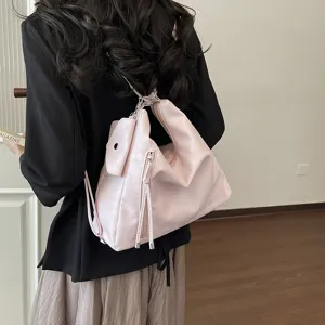 Zaino e borsa a tracolla morbida in pelle rosa elegante da donna per uso quotidiano casual.