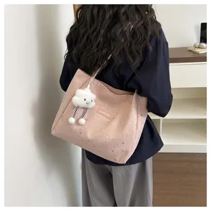 Vista dettagliata della borsa rosa elegante con motivo a stelle e grazioso ciondolo.