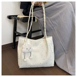 Elegante borsa tote con stampa di stelle, ciondolo di peluche a nuvola e manici intrecciati.