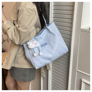 Vista dettagliata della borsa tote casual con motivo a stelle e grazioso ciondolo nuvola.