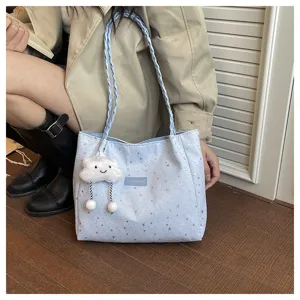 Borsa shopper azzurra con stampa di stelle, manici intrecciati e ciondolo a nuvola per donna.