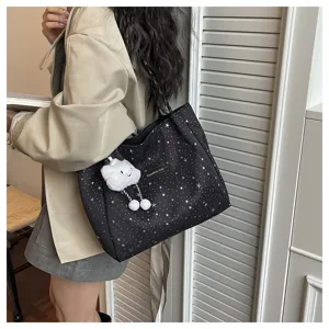 Borsa shopper nera con stampa di stelle, grande borsa a tracolla con ciondolo a nuvola.
