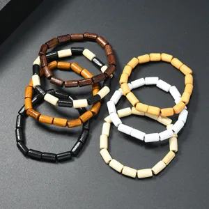 Primer plano detallado de pulseras de cuentas de madera cilíndricas multicolores y diseño retro.