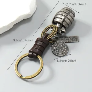 Vintage metalen granaat sleutelhanger met gevlochten leren touw, stijlvol heren accessoire.