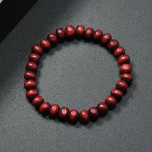 Pulsera elastica minimalista de cuentas de madera redondas rojo oscuro para unisex.