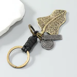 Vintage metalen bladvormige sleutelhanger met zwart leer gevlochten touw voor auto's.