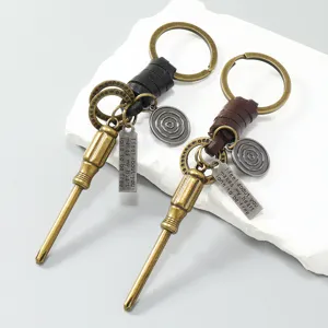 Vintage Zinklegering Schroevendraaier Vorm Sleutelhanger Met Gevlochten Runderleer Touw Gegraveerd Metalen Label Auto Sleutelring Broek Ketting Ornament Voor Heren