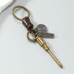 Vintage metalen schroevendraaier sleutelhanger met gevlochten rundleer riem voor heren.