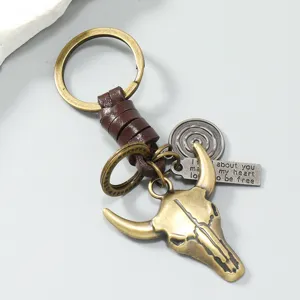 Vintage stieren-schedel sleutelhanger met leren touw en metalen hanger voor autosleutels en broekketting.
