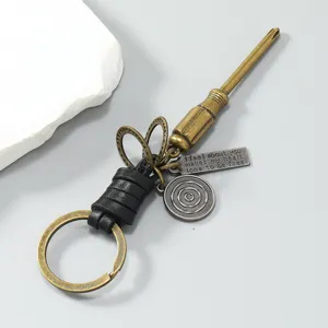 Detail van vintage schroevendraaier sleutelhanger met metalen label en leer vlechtwerk