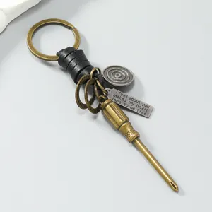 Gedetailleerd overzicht van de vintage metalen schroevendraaier sleutelhanger leer.