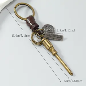 Gedetailleerd overzicht van vintage metaal schroevendraaier sleutelhanger met gevlochten leer.