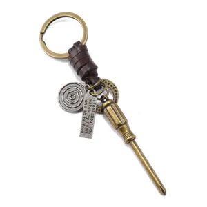 Vintage metalen schroevendraaier sleutelhanger met lederen gevlochten touw, retro hanger.