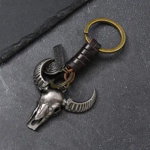 Llavero de calavera de toro de metal retro con correa de cuero trenzado, detalle fino.