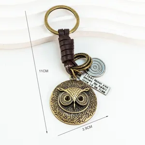 Porte-clés hibou en bronze vintage avec lanière en cuir et pendentif métallique rétro chic.
