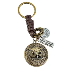 Vue en gros plan détaillée du porte-clés hibou vintage avec étiquette métallique gravée.