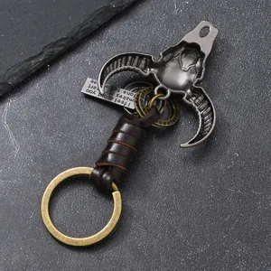 Primer plano detallado del llavero de calavera de toro de metal retro con cuerda de cuero.