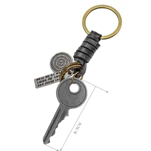 Vintage leren sleutelhanger met metalen hanger en gegraveerd kaartje, retro accessoire.