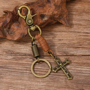 Portachiavi con croce in metallo punk retro con cinturino in pelle intrecciata e finitura bronzo.