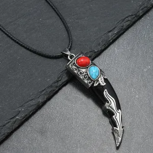 Colgante de collar de cuerno gótico retro con incrustaciones de resina turquesa roja y azul y plata.