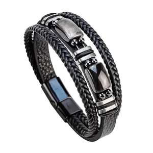 Pulsera de cuero trenzado multicapa para hombre con cuerda negra y detalles de piedra.