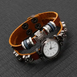 Montre quartz en cuir vintage pour homme et femme avec décor croix punk et clous métalliques.
