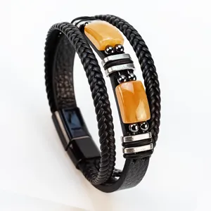 Primer plano detallado de la pulsera de cuero trenzado negro multicapa con ojo de tigre amarillo.