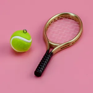 Mini set racchetta e pallina da tennis, perfetto per accessori da casa delle bambole e decorazioni.