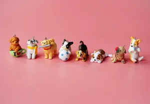 Süße Cartoon-Hunde-Figuren im Detail, kreativer Taschenanhänger und tolles Paargeschenk.