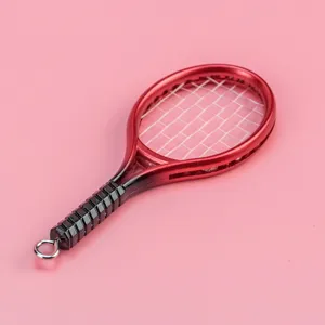 Dettaglio del portachiavi con mini racchetta da tennis, ideale per accessori bambole.