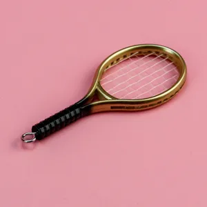 Mini racchetta da tennis portachiavi casa delle bambole accessorio ciondolo metallo sport giocattolo