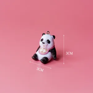 Süßer Cartoon Panda Anhänger Detailansicht, schöne Harz Tierfigur mit Metallaufhängung.