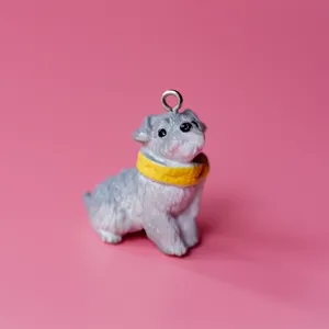 Süßer grauer Welpe Figur Anhänger mit gelbem Schal, perfekte Taschenanhänger Geschenk.