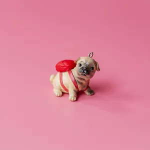 Süßer Mops Hund Figuren Anhänger mit rotem Rucksack, kreativer Taschen Schmuck Dekoration.