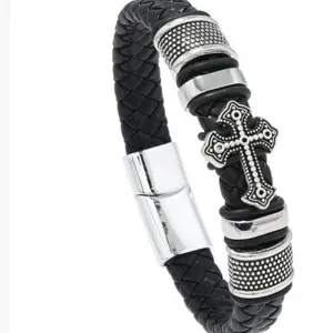 Bracelet en cuir tressé vintage pour homme avec pendentif croix et fermoir aimanté.