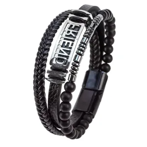 Pulsera multicapa de cuero y cuentas para hombre con placa de acero y cierre magnético.