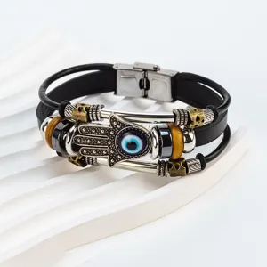 Pulsera de cuero multicapa con mano Hamsa y mal de ojo, detalle de cierre de acero inoxidable.